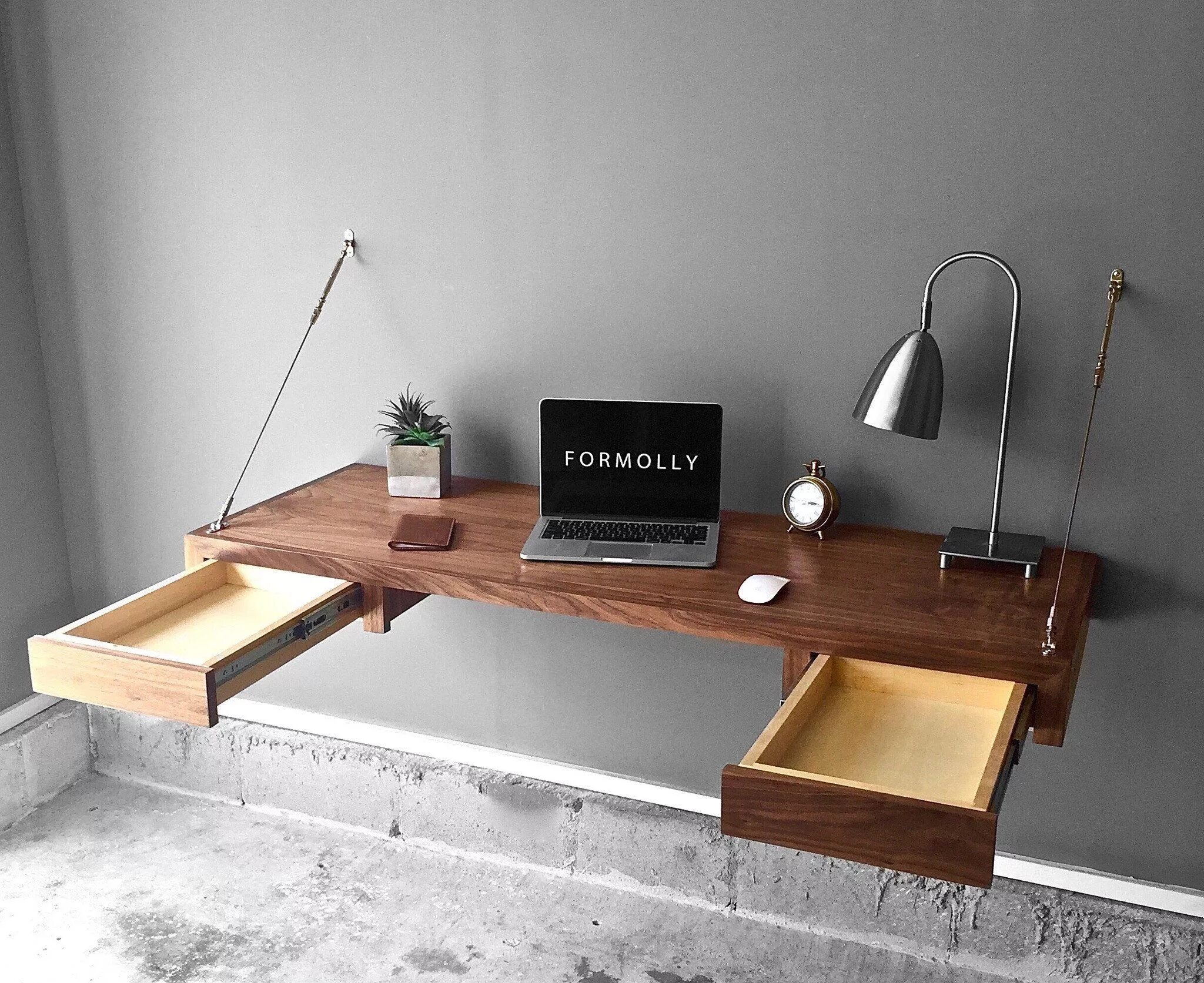 Table desk. Подвесной стол. Подвесной письменный стол. Столик без ножек. Стол подвесной на стену.