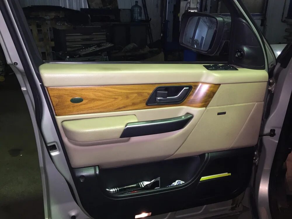 Двери range. L322 range rover перетяжка дверей. перетяжка дверей land rover range rover 4. range rover sport 2019 водительская дверь. деревянные вставки range rover sport.