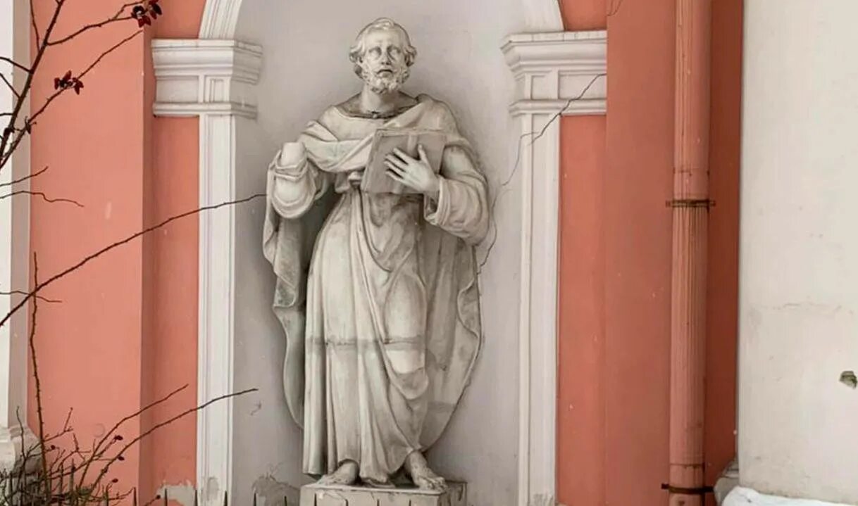 Молния в статую апостола петра. Скульптура апостола петра в санкт-петербурге на лиговском. апостол пётр скульптура в петербурге. скульптурное изображение апостола петра невский 22. апостол петр памятник в петербурге проект.