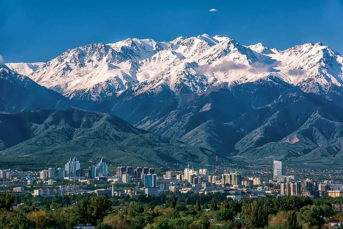 Алмаата город страна. Алма-Ата Казахстан. Алма-Ата Казахстан горы. Алма Ата город в горах. Горы в Алма Ате.
