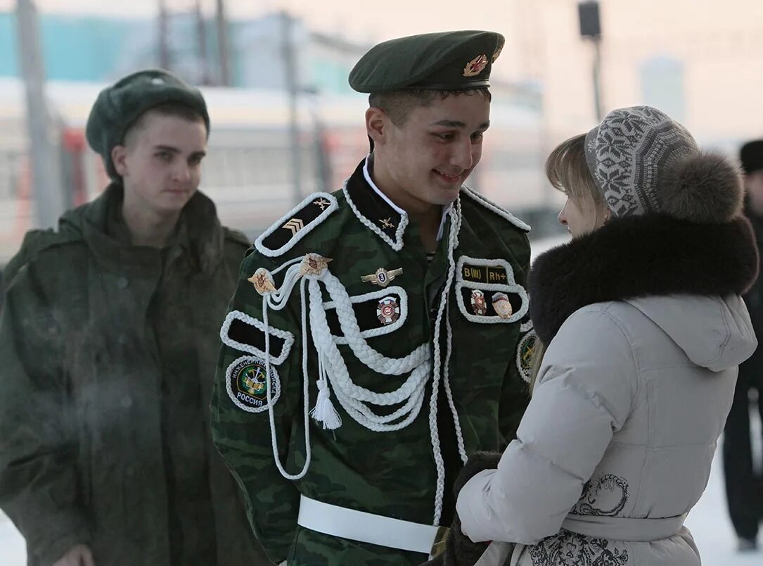 Встретили дембеля. Солдаты Возвращение домой ДМБ. ДМБ солдат. Дембель Российской армии. Российские дембеля.