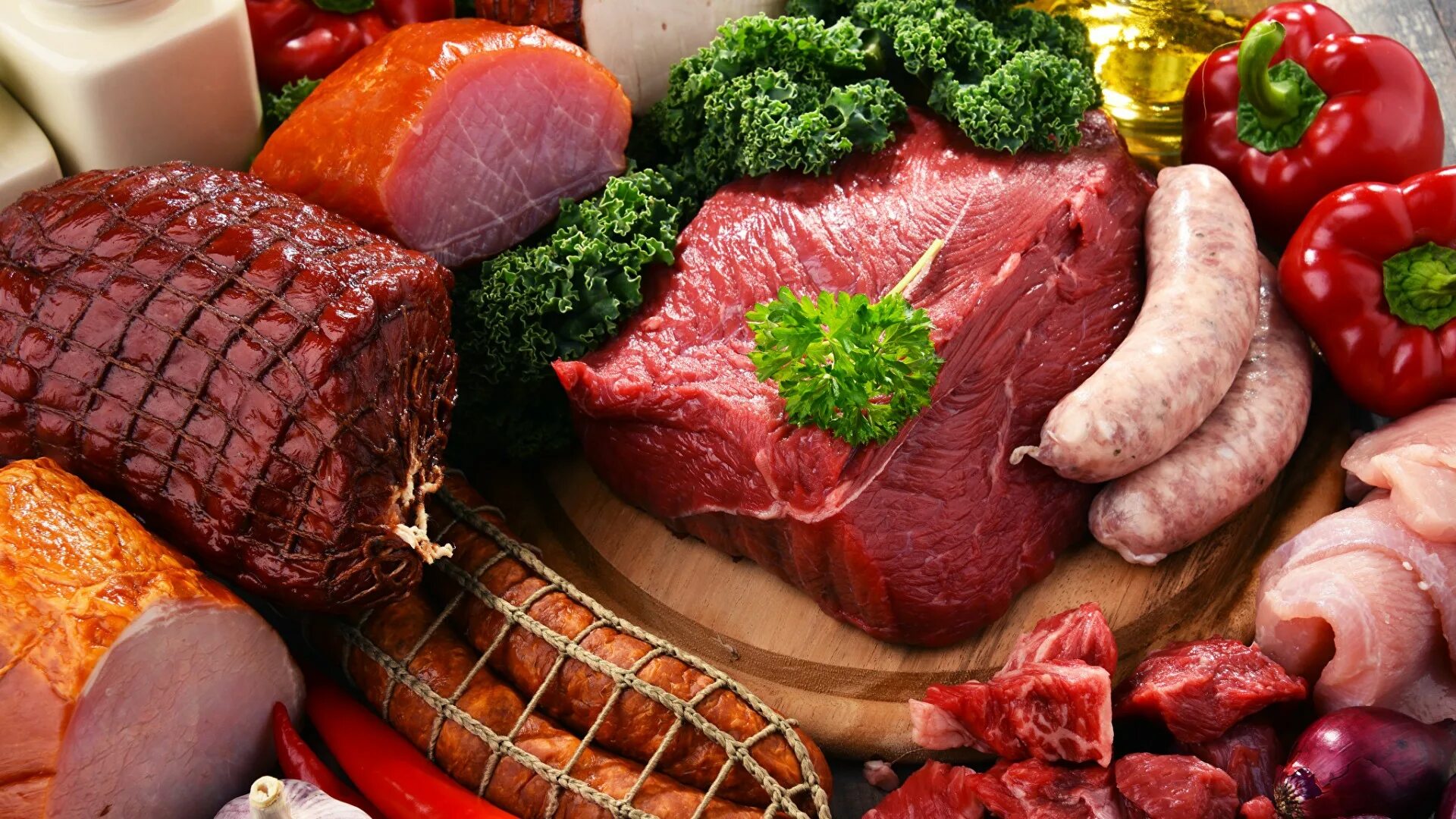 Мясо в 6 месяцев. Мясные продукты. Мясо колбасы. Мясо и мясопродукты. Мясо колбасные изделия.
