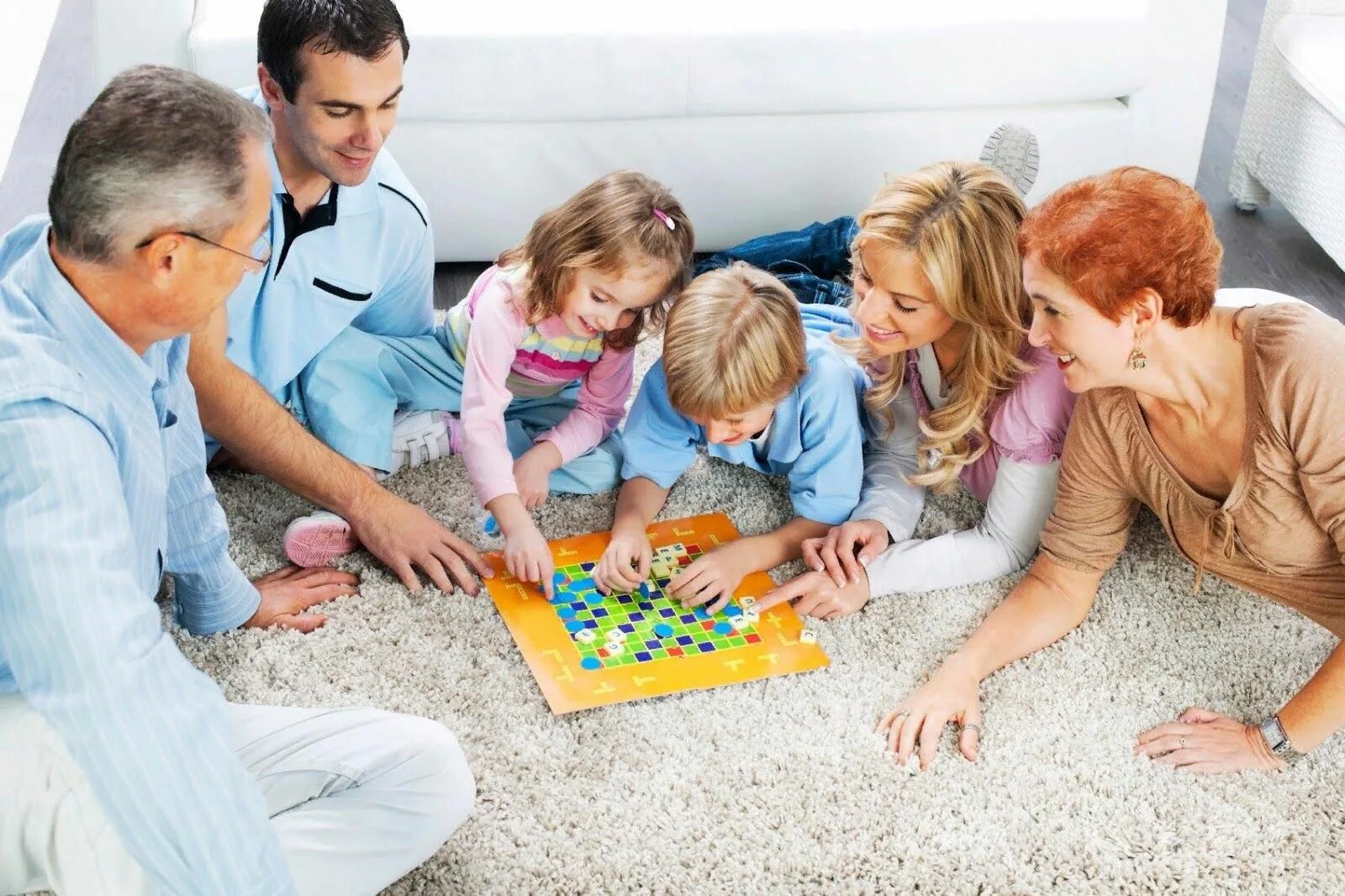 Игры для всей семьи. Дети с родителями. Дети и родители вместе. Семья за игрой.