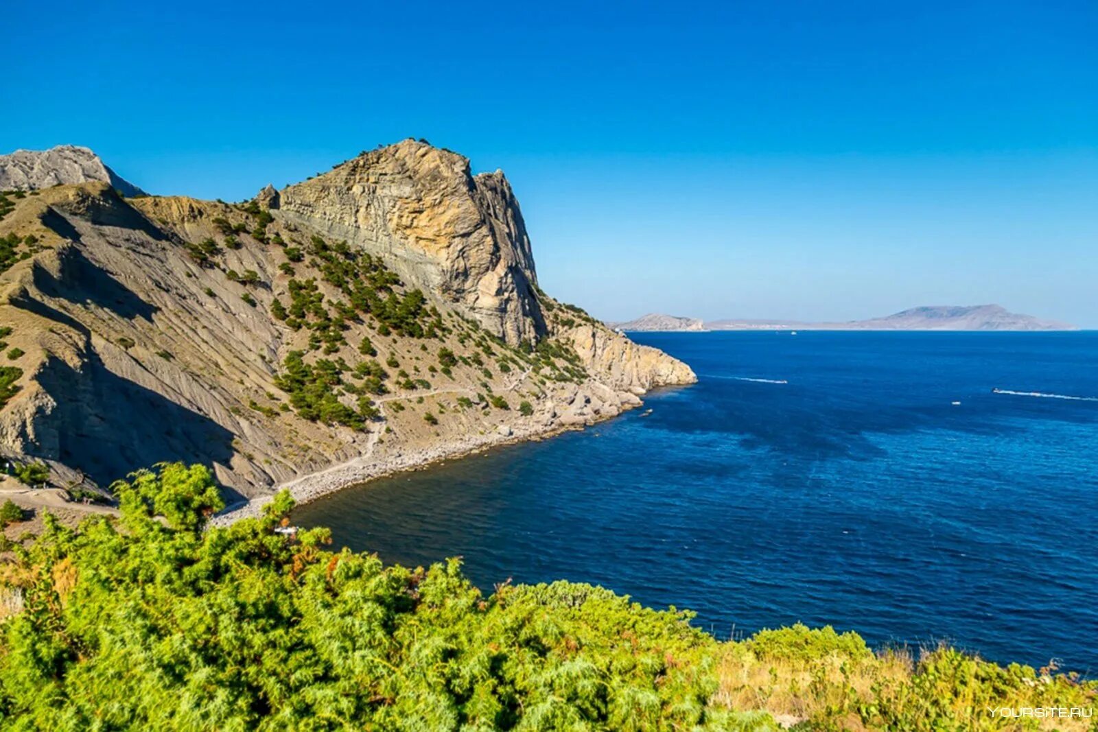 Черное море крымское побережье. Черное море крымское побережье. Новый свет крым коктебель. Гора медведь коктебель. Голубая бухта крым.