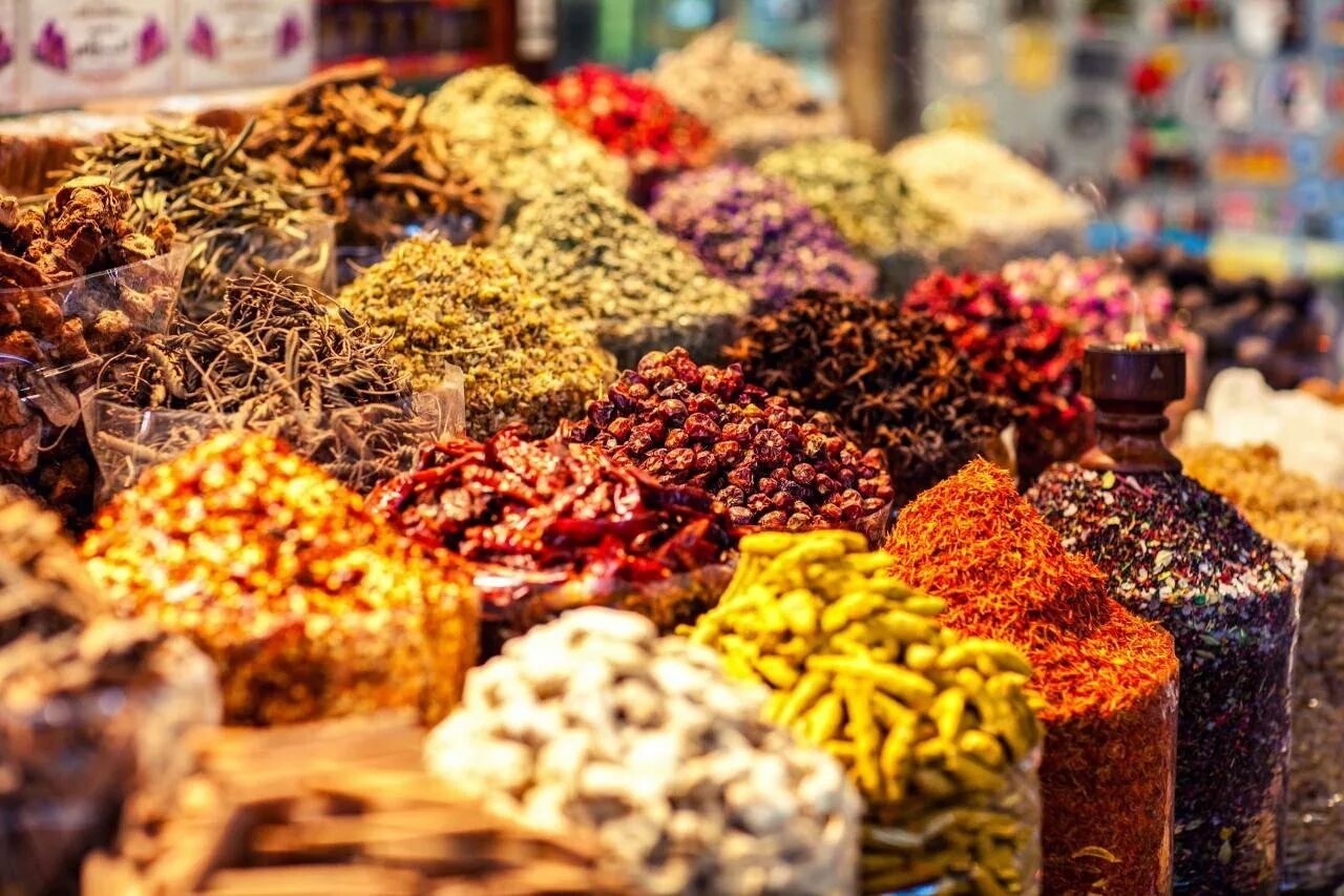 Spice Souk Дубай. Рынок специй в Дубае. Восточный базар с пряностями Марокко. Восточные специи. Сладости и пряности