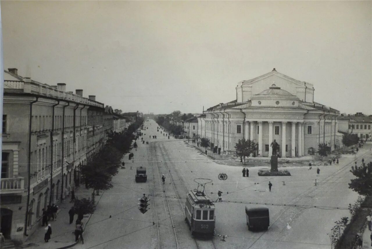 Площадь маркса орел. Здание тюза орел. городской магистрат орел. комсомольская площадь орел.
