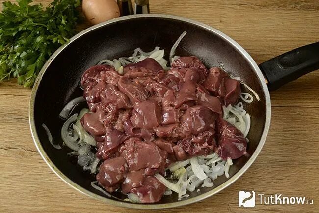 Куриная печень жареная с яйцом. Куриная печень с луком. Жареная печень с чесночными стрелками. Печень с жареным яйцом. Гамбит жареная печенка.