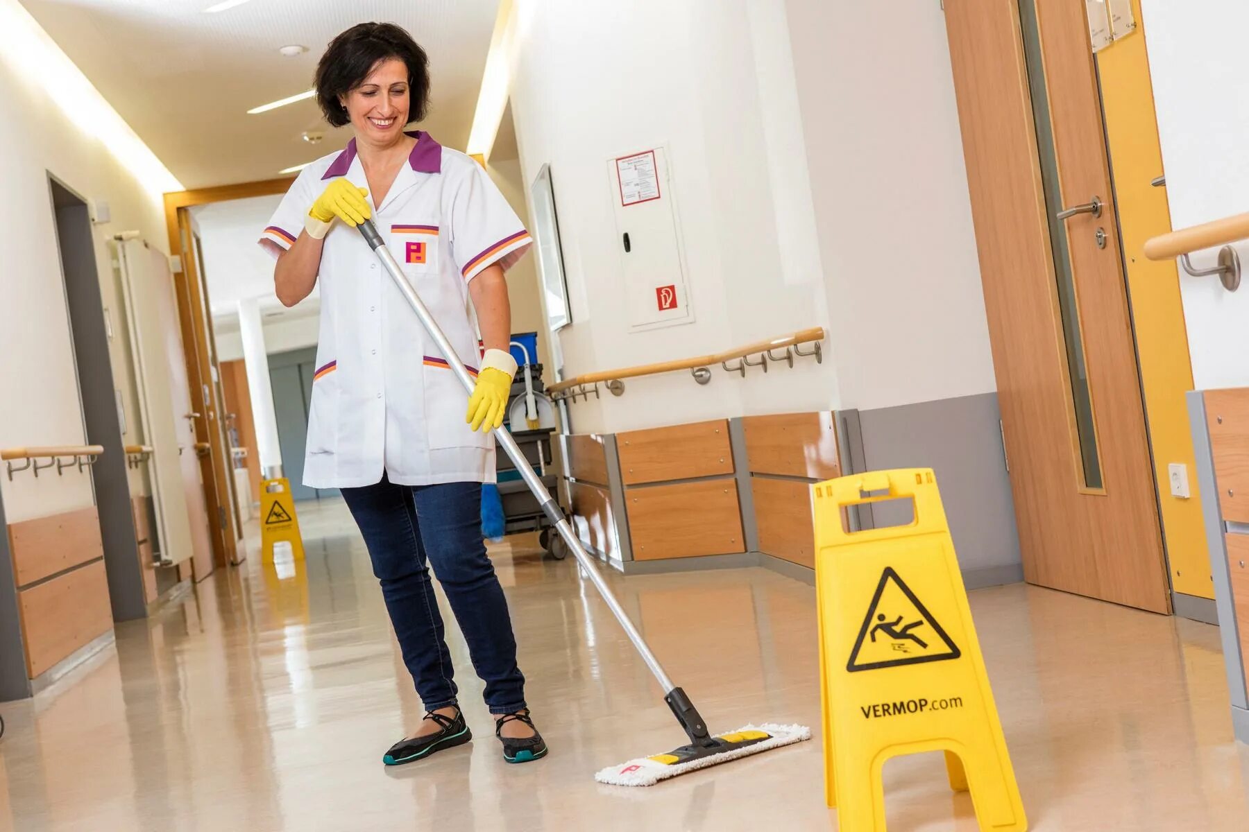 уборка помещений. уборщик в больнице. убираться в квартире. уборщица. уборщица.