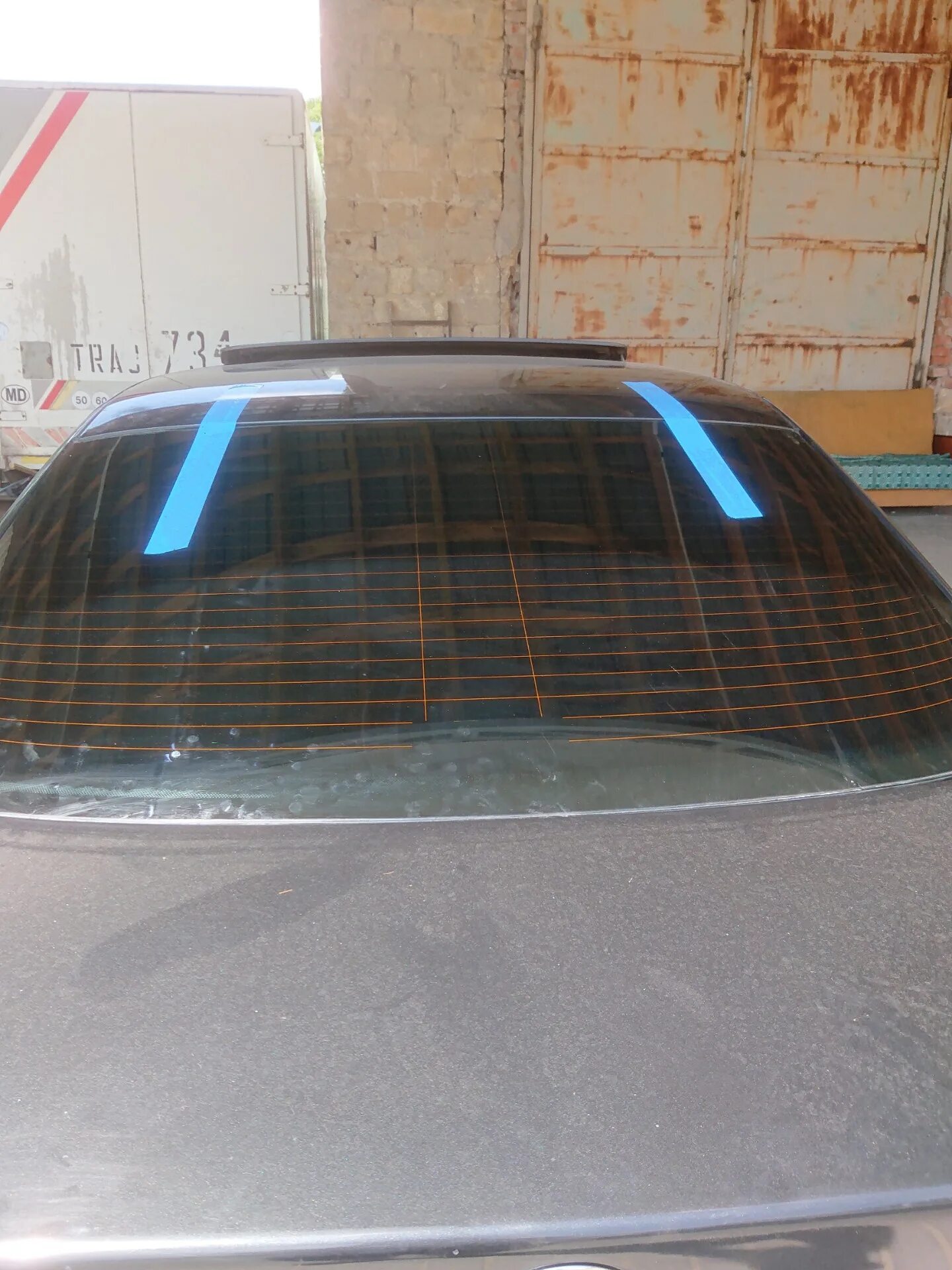 Тонировка заднего стекла. Заднее лобовое стекло машины. Задняя полка nissan primera p12. Лобовое акцент тагаз артикул. Заднее стекло w202.