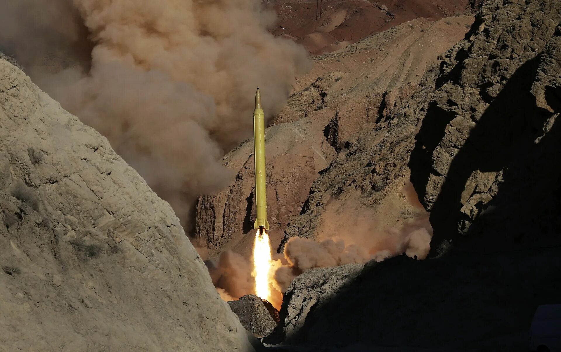 Есть ли атомное оружие у ирана. Межконтинентальная баллистическая ракета Ирана. Ядерные ракеты Ирана. Испытания ,баллистические ракеты Ирана. Иран атомное оружие.