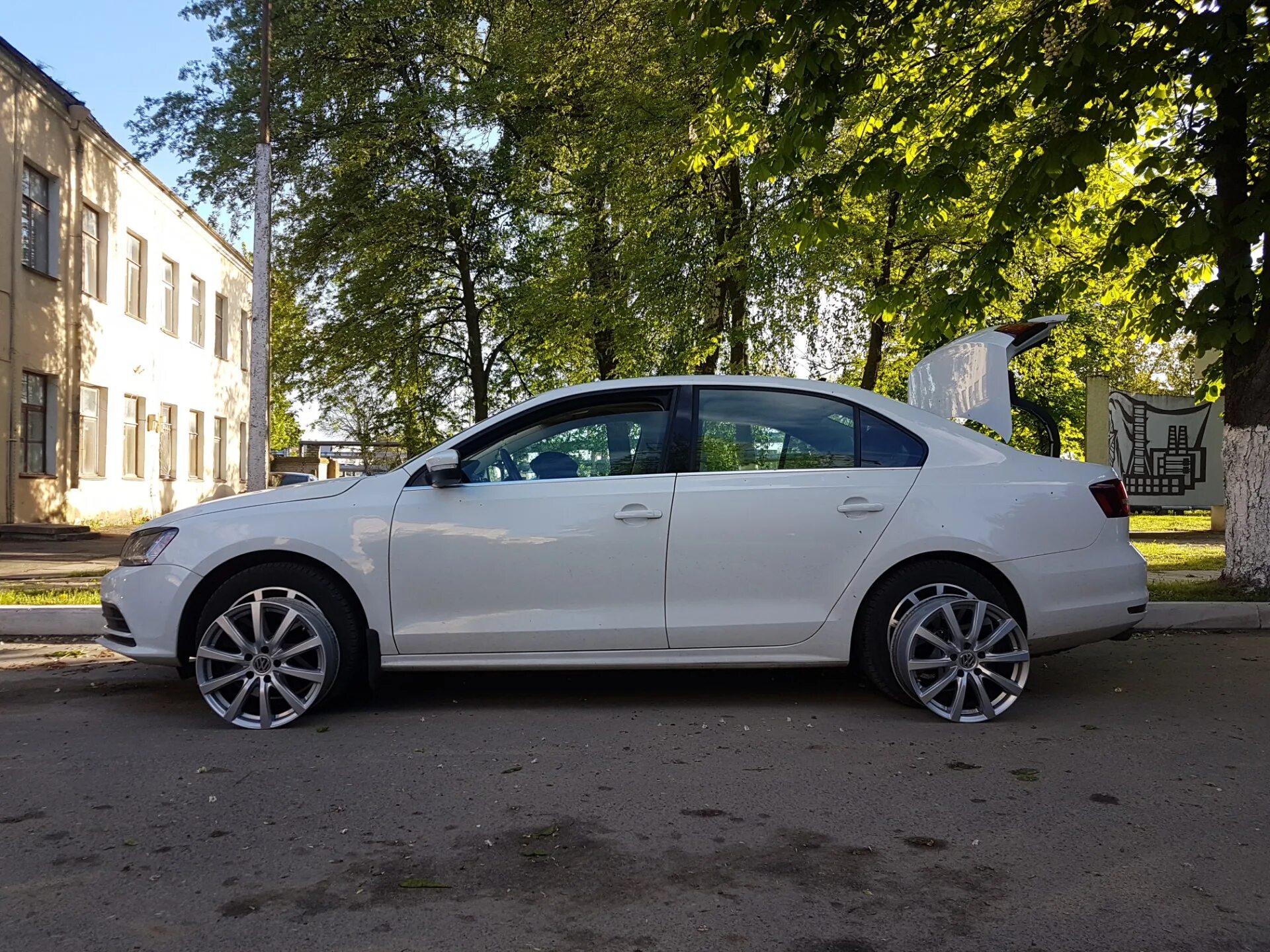 R17 самара. Jetta r17. Volkswagen Jetta белая r17. Джетта 6 r17. VW Jetta 6 r17.