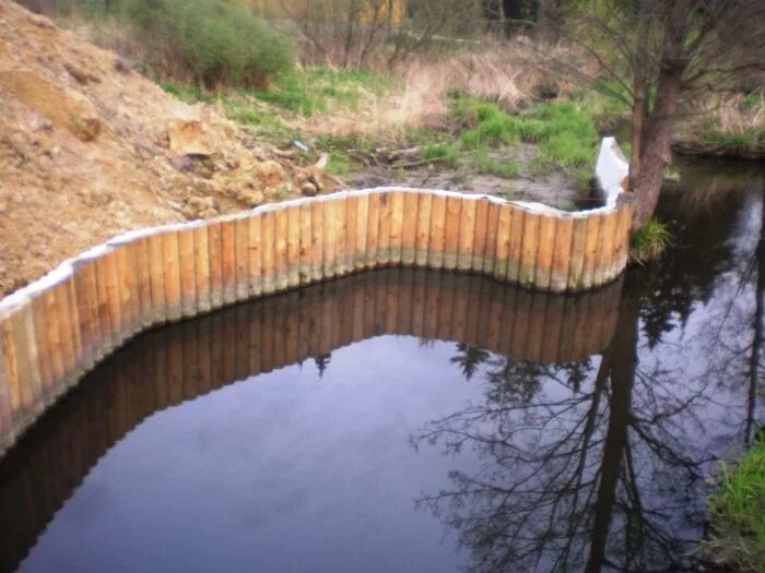 Увеличение берег. Берегоукрепление пруда лиственницей. Берегоукрепление шпунтом пвх. Шпунт ларсена пруд. Габионы берегоукрепление пирс.