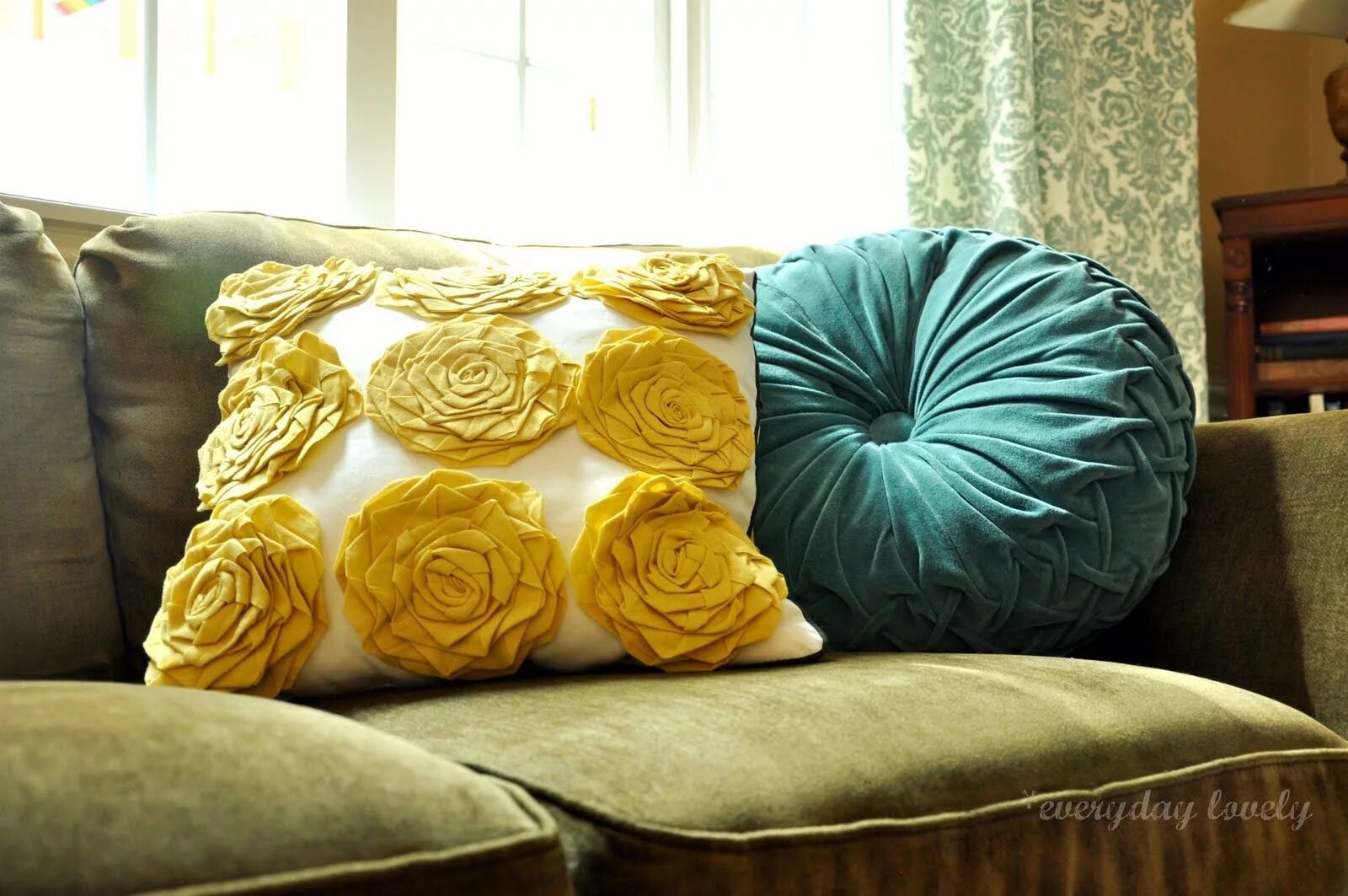 Подушки на диван фото. Диван желтый с зелеными подушками в интерьере. Декоративные подушки с диваном зеленый цвет сочетания. Диванная подушка со мхом. Желтая комната подушки диван.