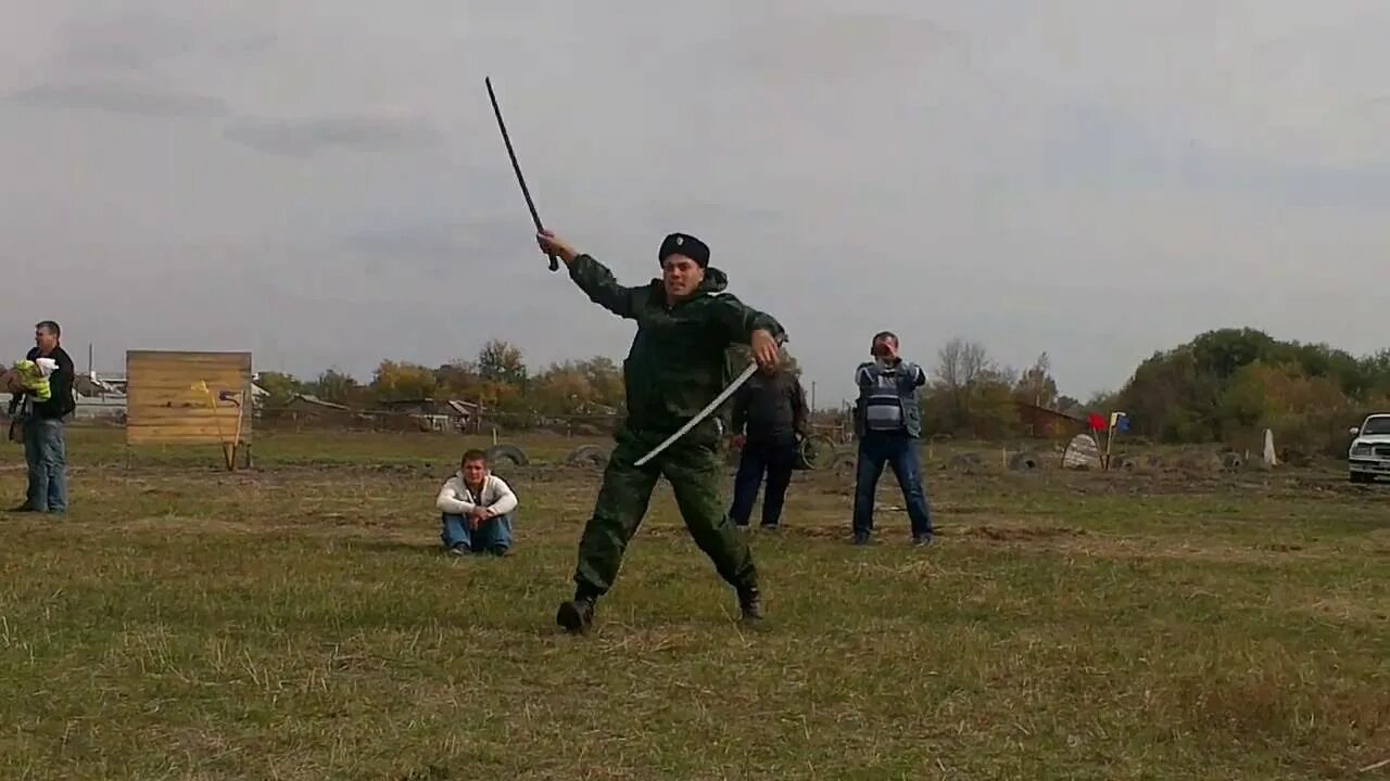 Фланкировка казачьей шашкой. Казачка с шашкой фланкировка. Казак фланкировка шашкой. Фланкировка Казаков с шашками.