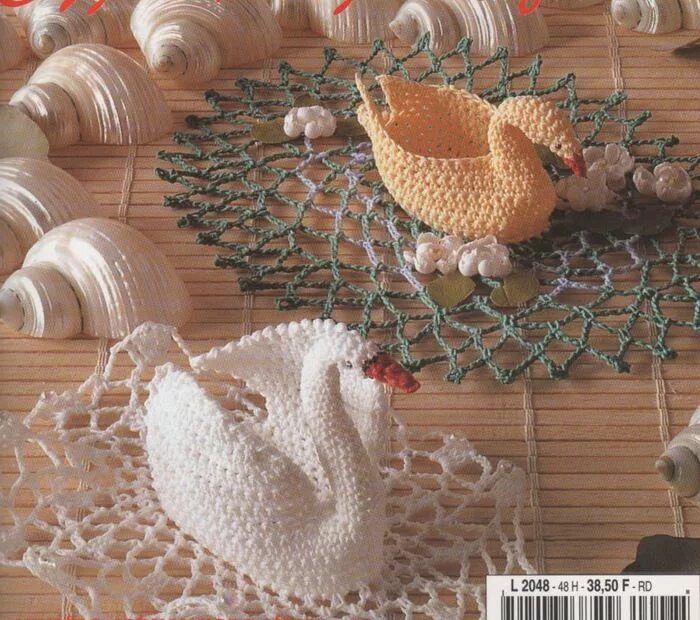 Связать лебедя крючком. Салфетка с лебедями крючком. вязаные птички крючком в корзинке. салфетка крючком с птичками. салфетница крючком лебедь.
