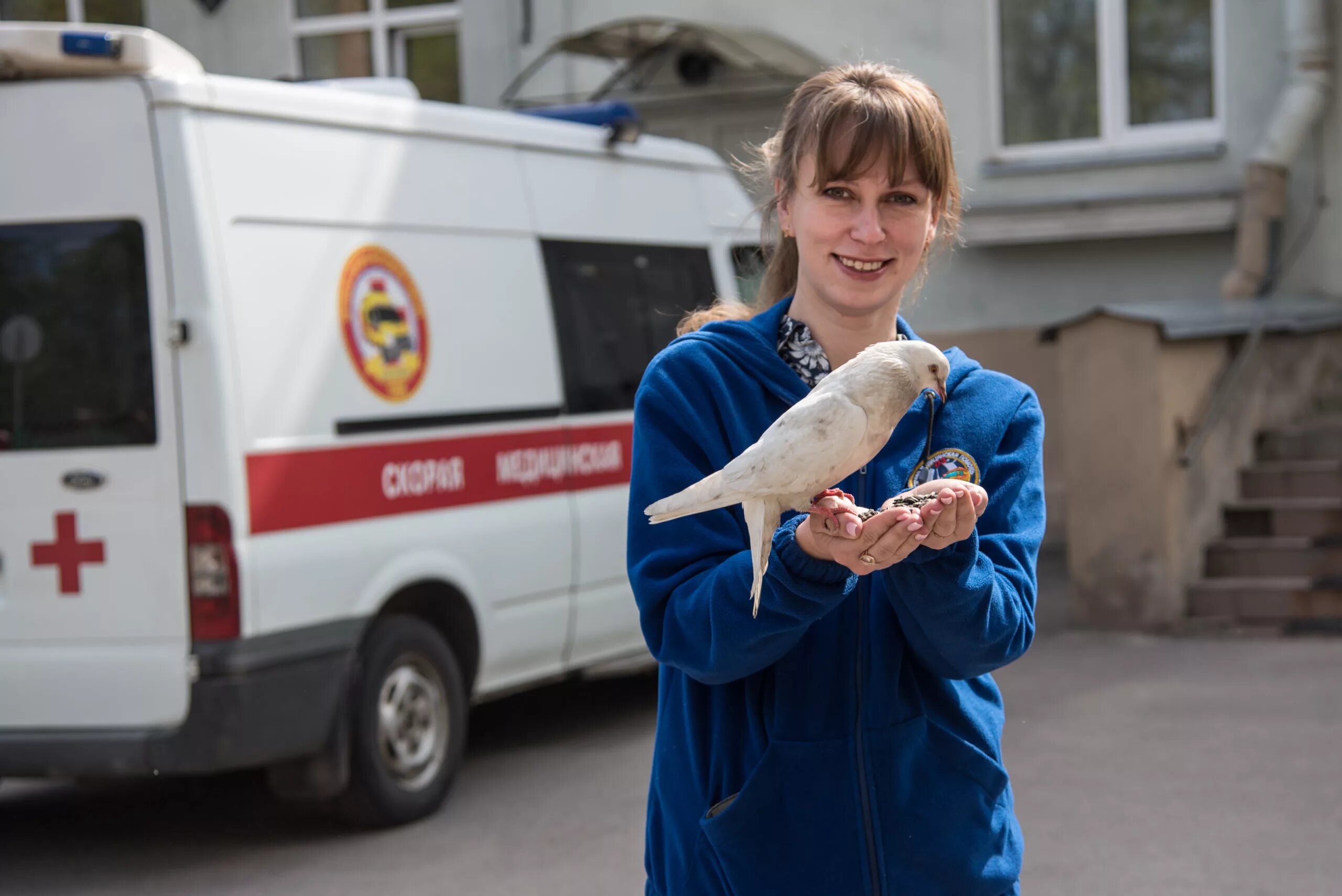 выполнение назначений врача. бригада скорой помощи. врач скорой помощи. женщина медик. врач скорой помощи.