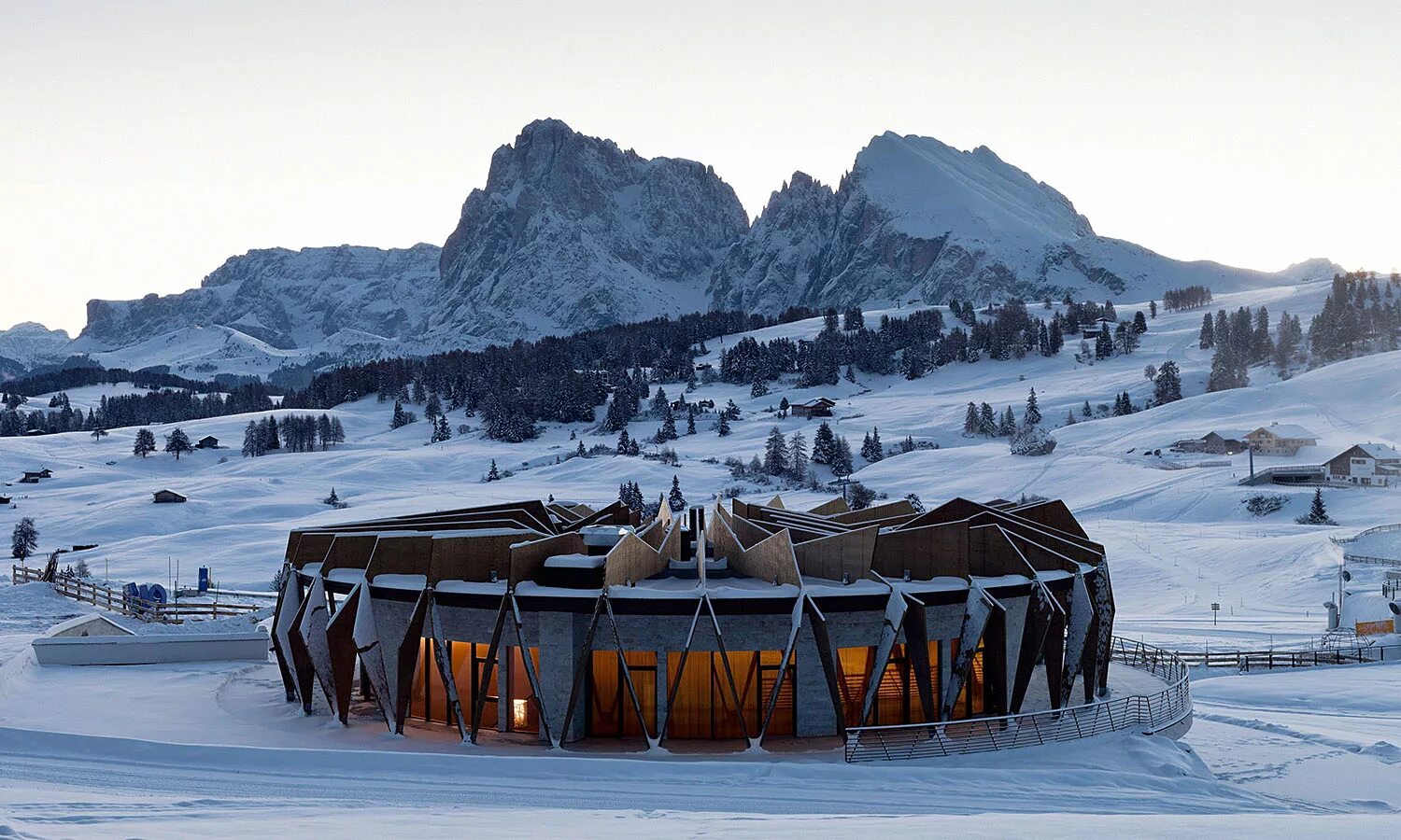Горнолыжные кафе. Alpina Dolomites. Alpina Доломитовые Альпы. Alpina Dolomites Hotel Альпе-ди-Сьюзи. Домик в горах зима.
