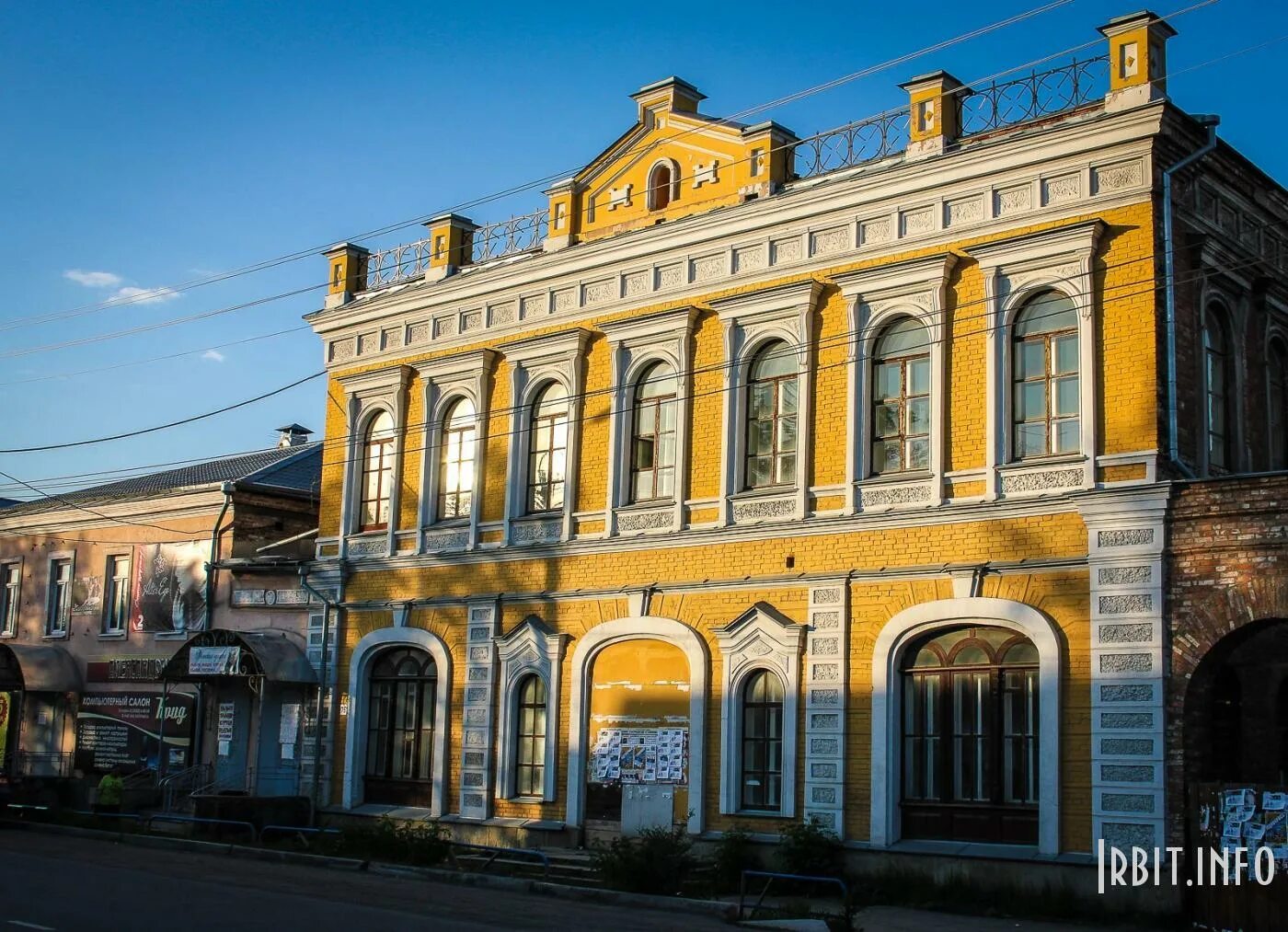Ирбит одноклассники. Дом купцов казанцевых ирбит. ирбит архитектура. ирбит зодчество. дом купца колмакова ирбит.