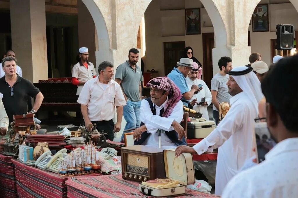 Катар рынок. Souq Waqif Катар. Туристы в Дохе. Аукционист на Восточном базаре.