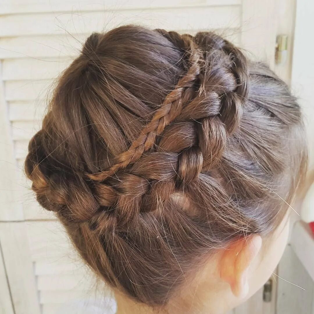 Прическа корзиночка. Прическа корзинка. Коса корзинка. Прическа на средние волосы корзиночка. Прически для девочек.