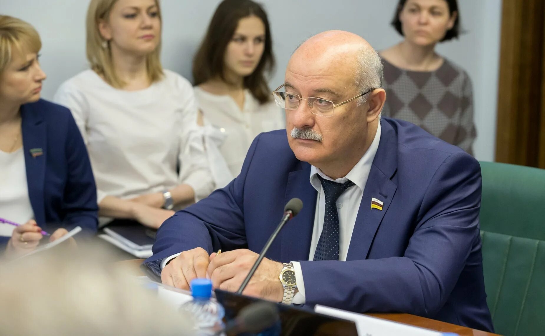 с участием представителей