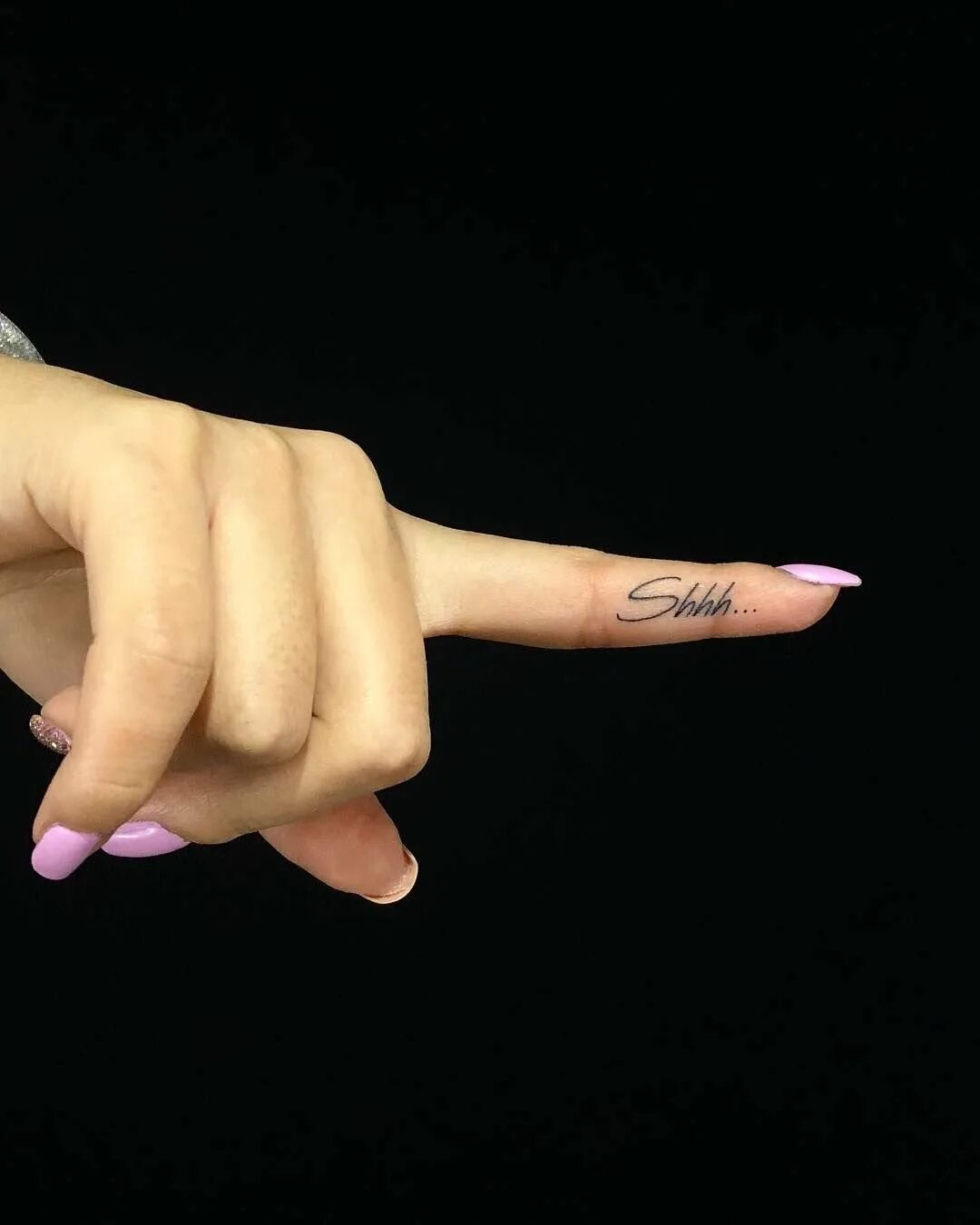 Тату между пальцев мужские маленькие. Тату между пальцев мужские. Небольшие тату на пальцах. Тату между пальцами. Тату между пальцами.