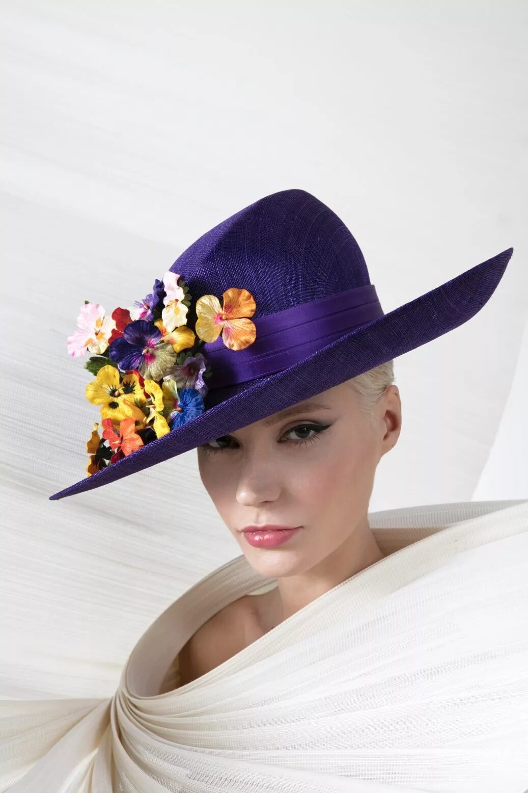 Hat video. Philip Treacy шляпы. Шляпки Бондарева синамей.