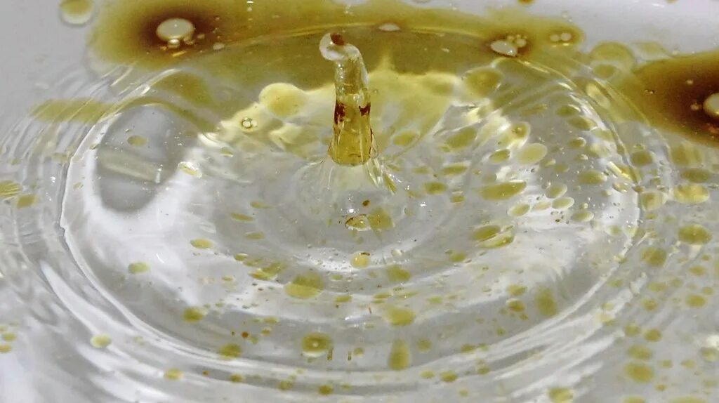 Капля масла в воде. Industrial lubricants. Вода в масле фото. Капли масла в воде. Масло в воде.