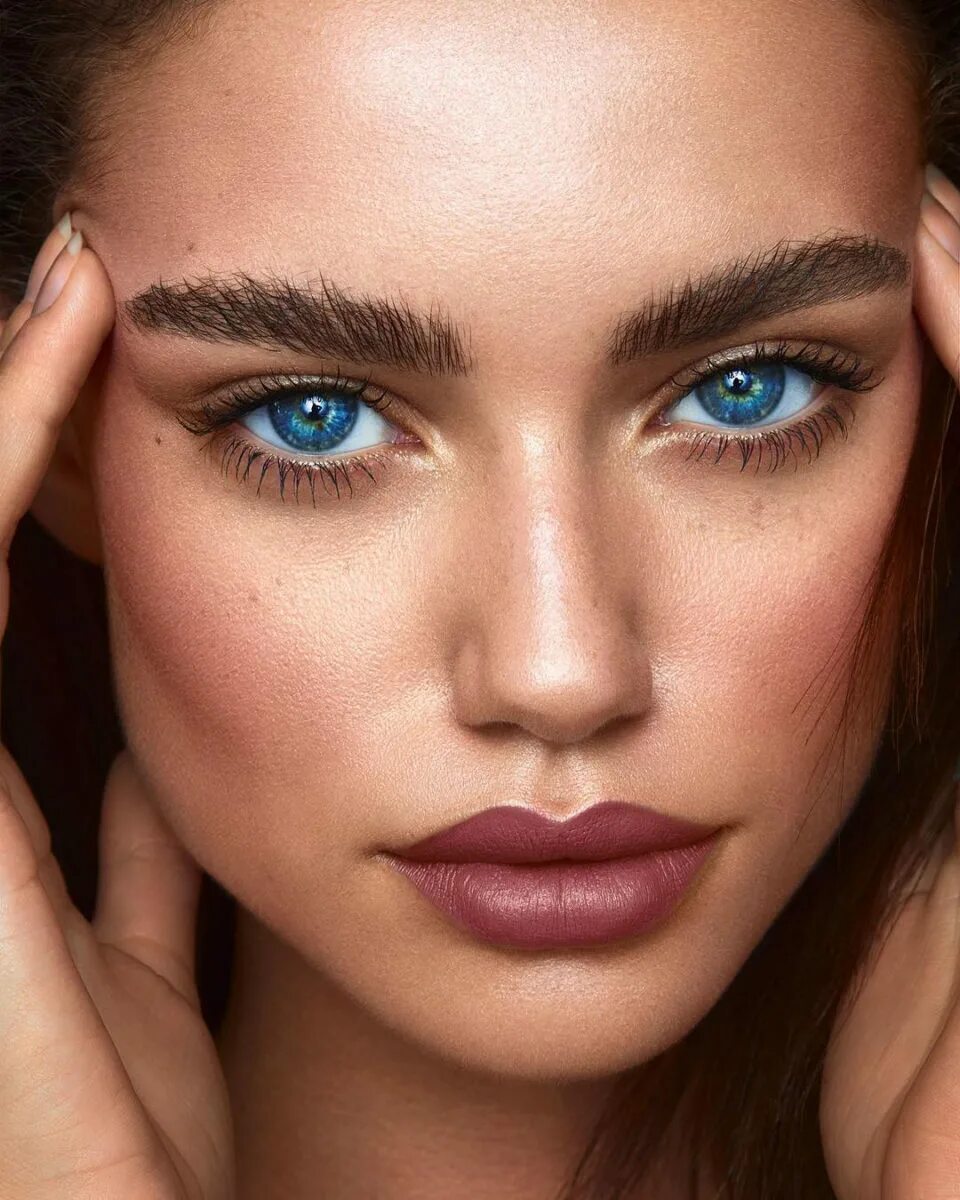 Форма бровей 2024. Нюдовый смоки. Женские брови. Нюдовый смоки. Форма бровей 2024.