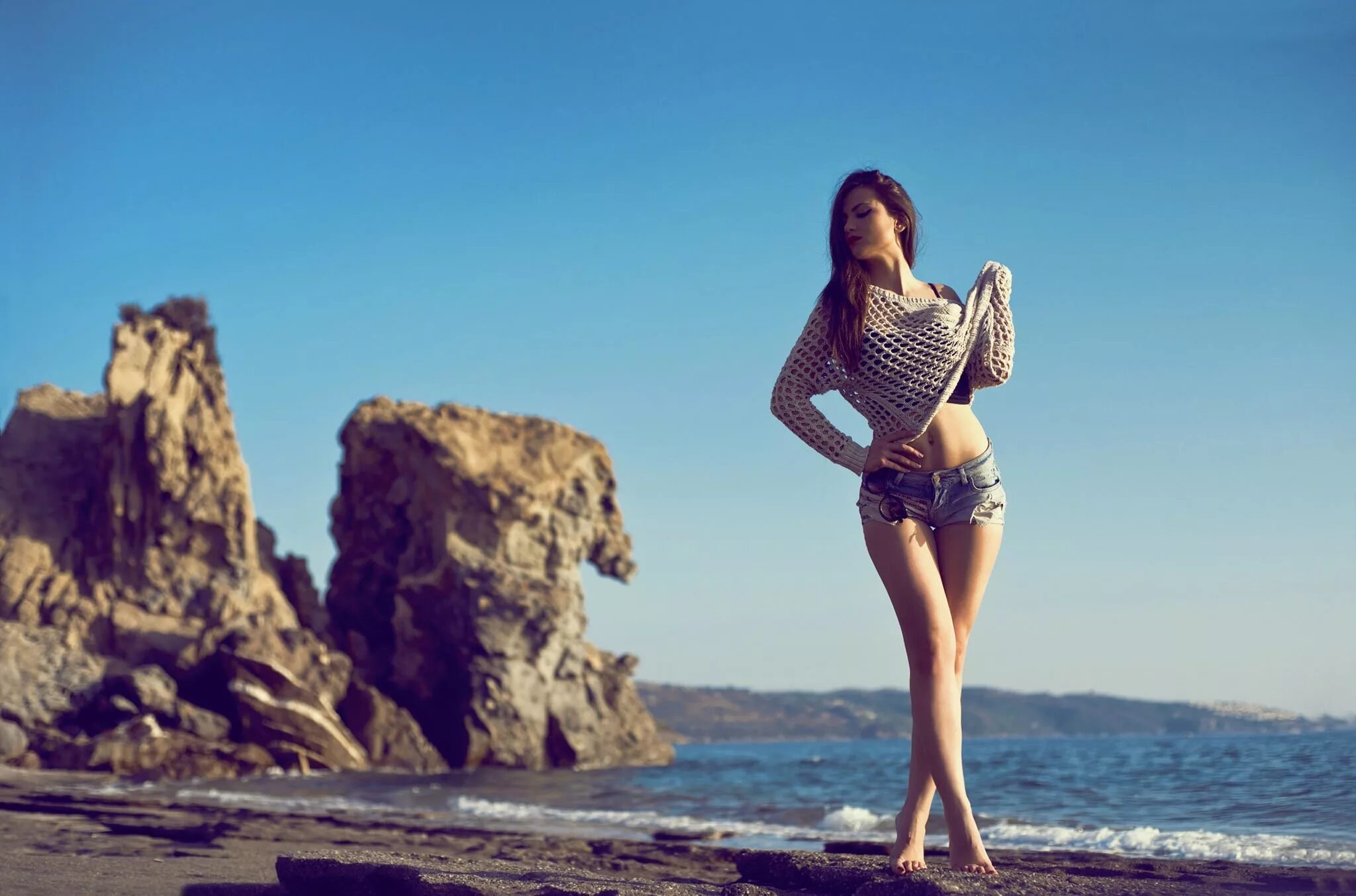 Фотосессия на пляже в шортах. Девушка в шортах на море. Фотосессия на море. Позы для фотосессии на пляже.