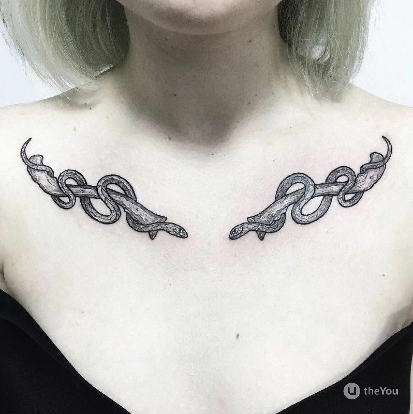 Тату на ключице для девушек змея. Татушки на ключице для девушек. Тату на ключице для девушек змея. Красивые татуировки для девушек на ключице. Тату змея на лопатке женские.