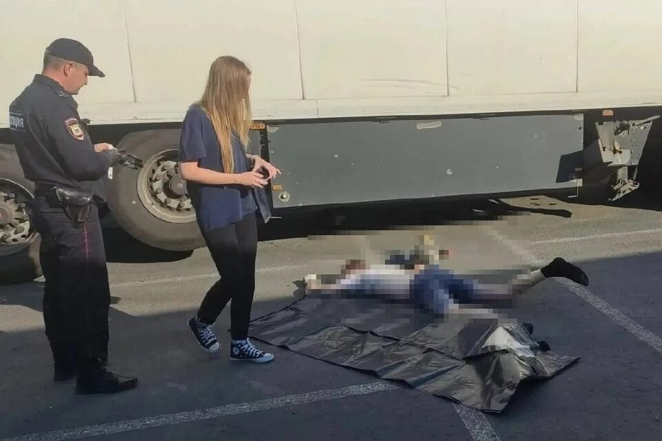 Красотка случайно сбила мужика, который потребовал компенсацию в виде секса