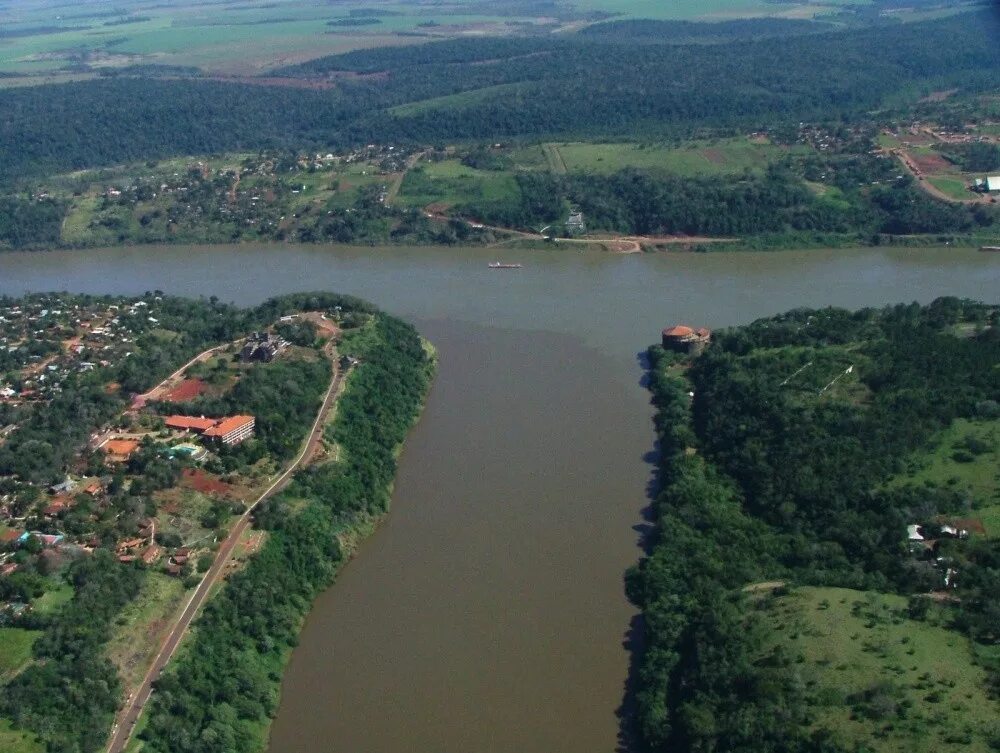 Между тремя границ. Тройная граница Аргентина Бразилия Парагвай. Река на границе Бразилии Аргентины Парагвая. Граница Аргентины Бразилии и Парагвая. Бразилия Аргентина Парагвай.