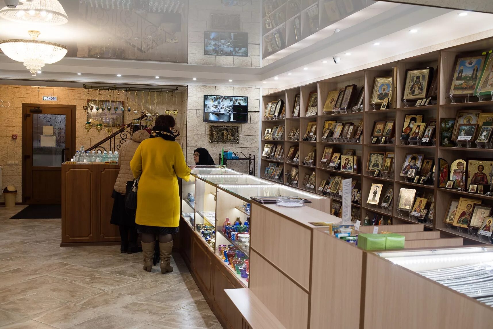 Церковная лавка на корфу. Покровский храм церковная лавка. Женский монастырь церковная лавка екатеринбург. Монастыри церковные лавки. Монастырская иконная лавка в оптиной пустыни.