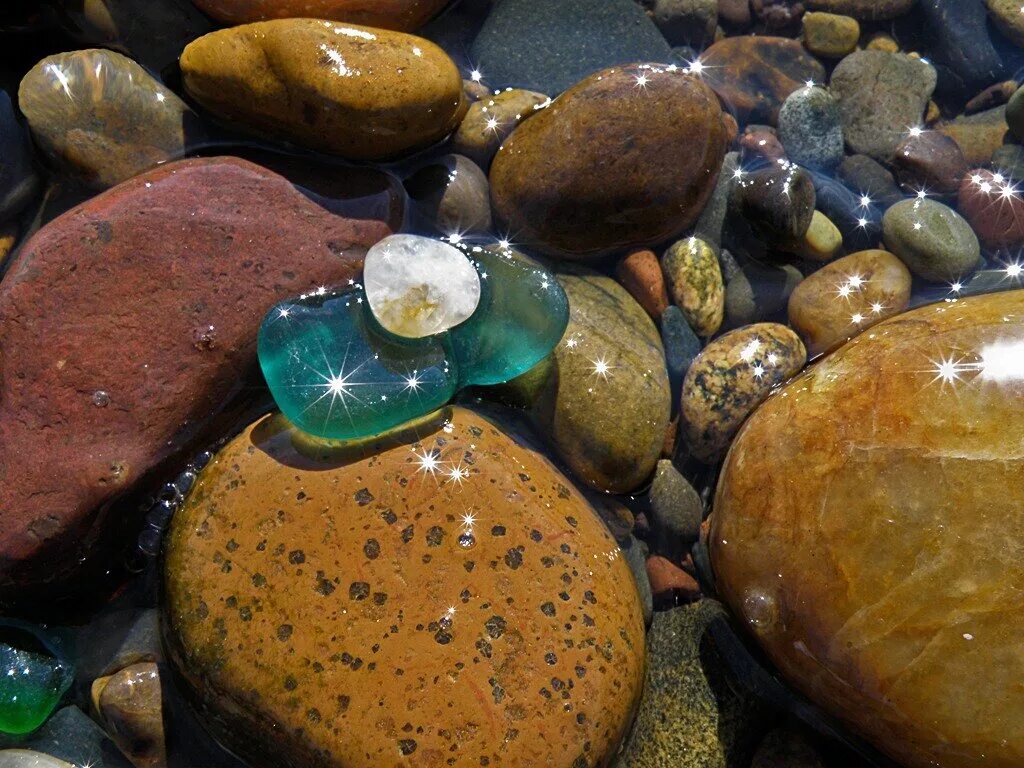Купающиеся камни. Красивые камушки. Разноцветные камни. Камни в воде. Водяной камень.