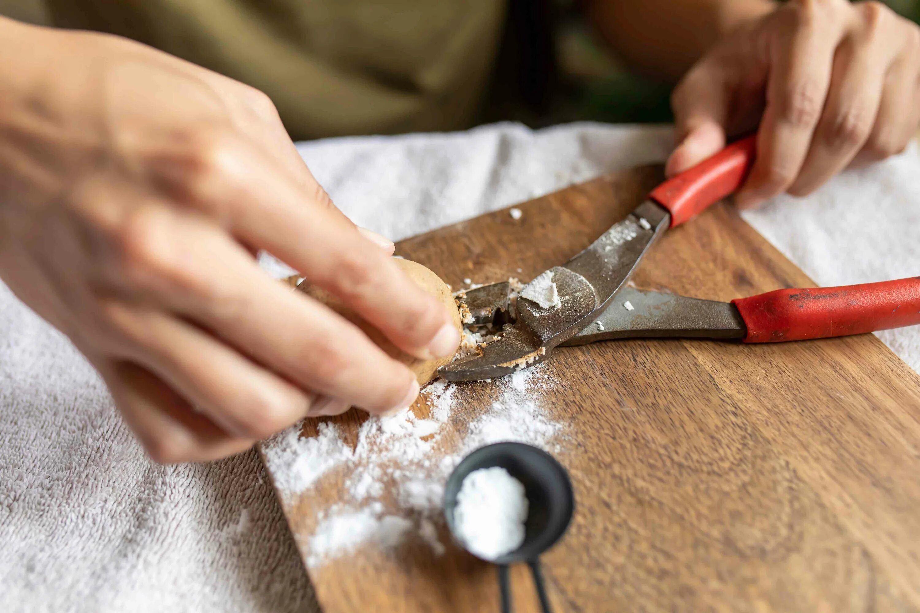 Removing Stains from Metal. Remover Tool Rust. Пила с ржавчиной. Removing Oil Stains from Metal. Remover tool