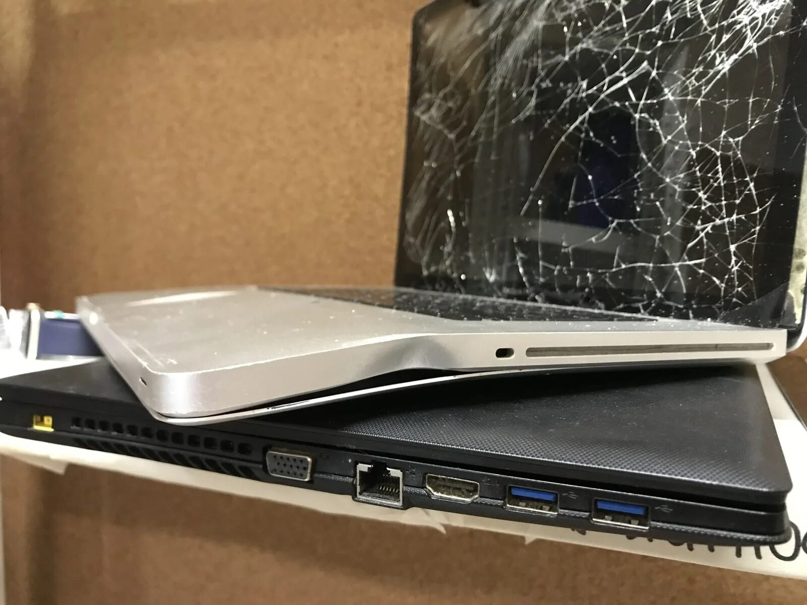 Разбил ноутбук. Разбитый ноутбук Делл. Разбитый ноут Асер. Разбитая экран леново ноутбука.