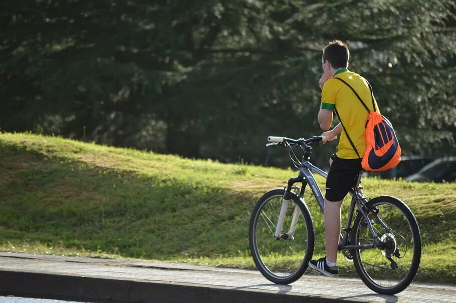 Boys Cycling. Катание на велосипеде полных людей. Велосипедист с спортивных желтых очках. Cycling boy above. Ездить на велосипеде беременной