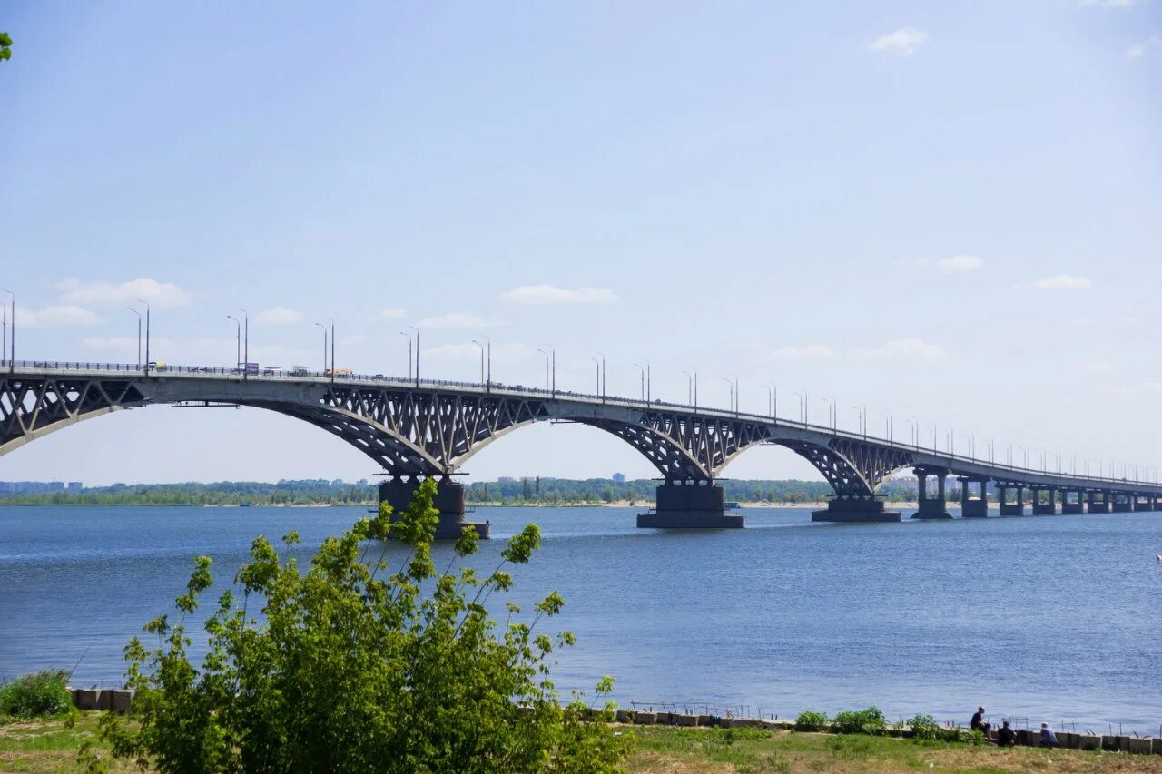 Саратов это город на волге. Саратов мост. Река Волга Саратовский мост. Саратовский мост с Энгельса. Мост через Волгу Саратов Энгельс.