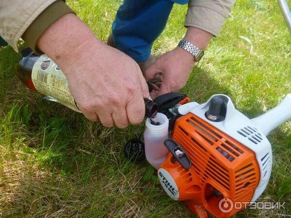 Штиль заливает бензином. Бензокоса Stihl FS 130 масло-бензин. Пропорции масла для триммера штиль 55. Топливная смесь бензокоса штиль fs70. Бензокоса Патриот 553 пропорция бензина.