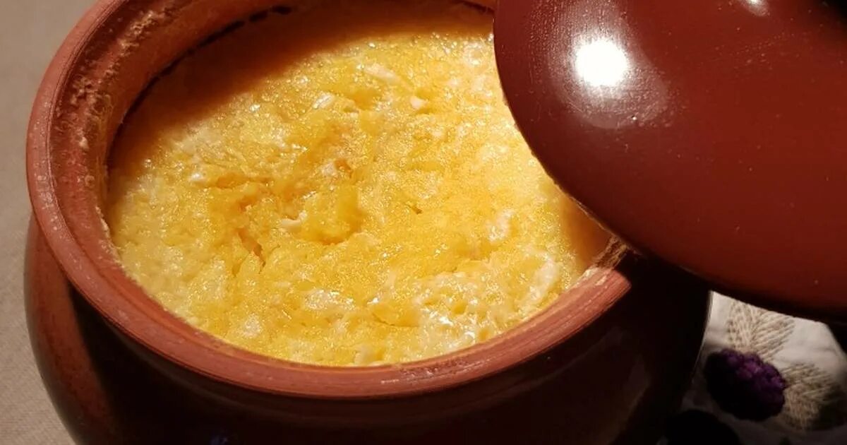 каша из кукурузной крупы и тыквы. кукурузная каша в горшочке. кукурузная каша в горшочке в духовке. горшочек с маслом. пшенная каша с тыквой в горшочке.