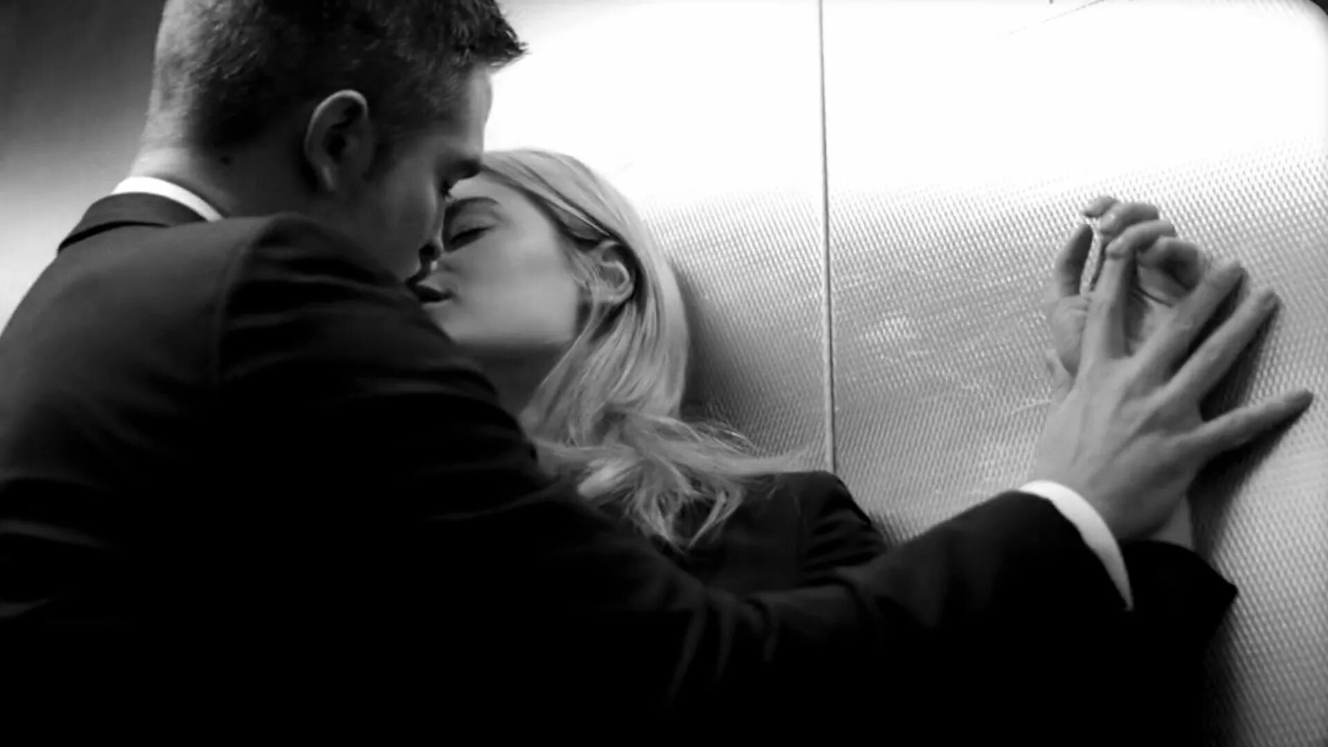 Грубо целовал. Страстный поцелуй. Держит за шею. Поцелуй за волосы. Страсть черно белое.