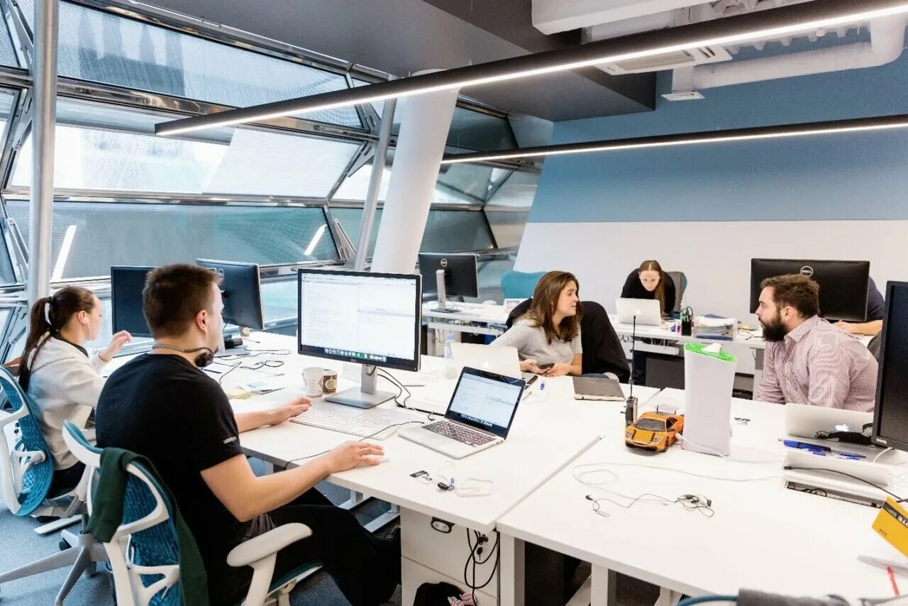 Человек в офисе за компьютером. Люди сидят в офисе. Офис с сотрудниками. Офис с сотрудниками. Т1 где находится офис.