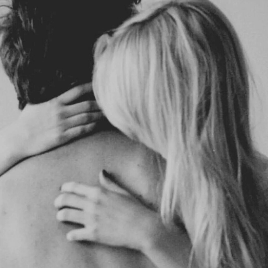 Поцелуй с блондинкой. Женщина обнимает сзади. В нежных объятьях. Парень обнимает девушку сзади. Поцелуй в спину.