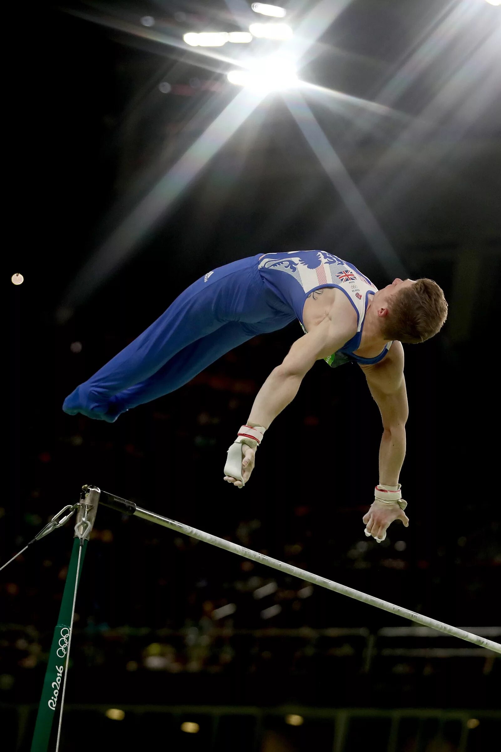 Спортивная гимнастика перекладина. Гимнастический прыжок. Спортивная гимнастика перекладина. Делчев гимнаст. Спортивная гимнастика перекладина мужчины.