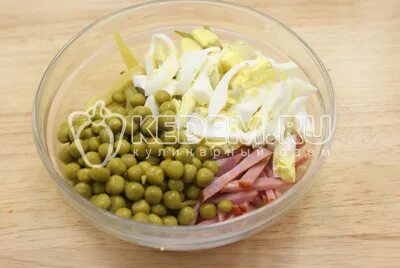 Салат с зеленым горошком и маринованными огурцами