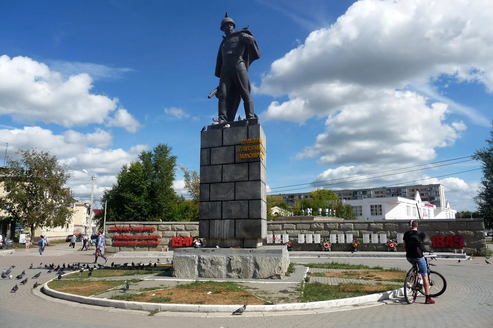 Сайт г каменск уральский. Памятник Григорию Кунавину Каменск-Уральский. Памятник Кунавину Каменск. Каменск Уральск памятник Кунавину.