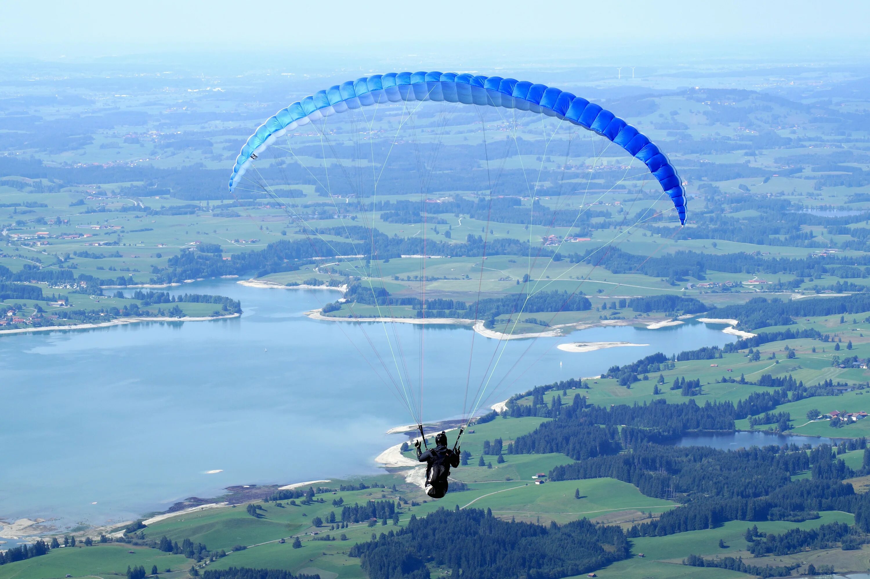 Floating over. Парапланеризм Архыз. Полет на параплане. Полеты на парапланах. Параплан полет.