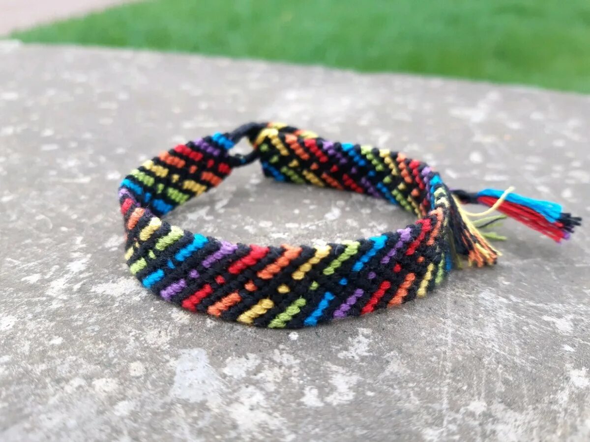 Плетеные браслеты из ниток. Плетение браслетов из ниток мулине. Браслеты из мулине. Браслеты из мулине. Фенечка стрелочка.