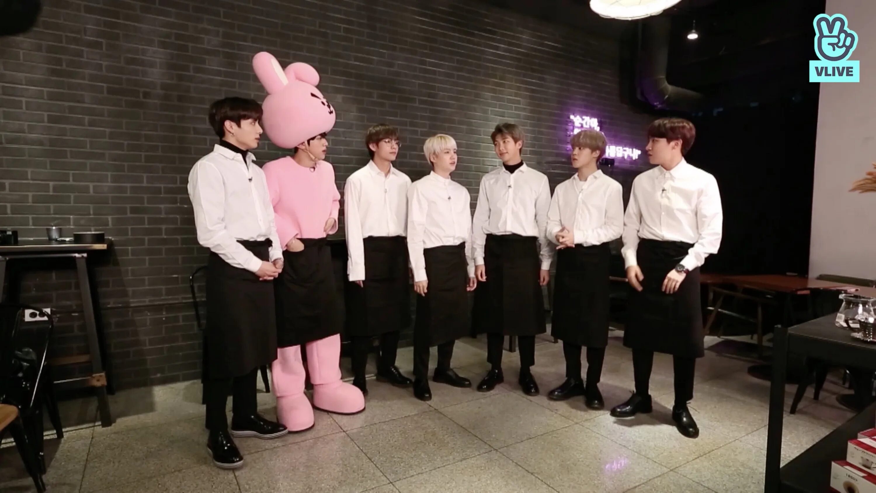 Ран бтс лучшее. РАН БТС бариста. БТС В костюме bt21. Run BTS Ep 68. Джин БТС Run.